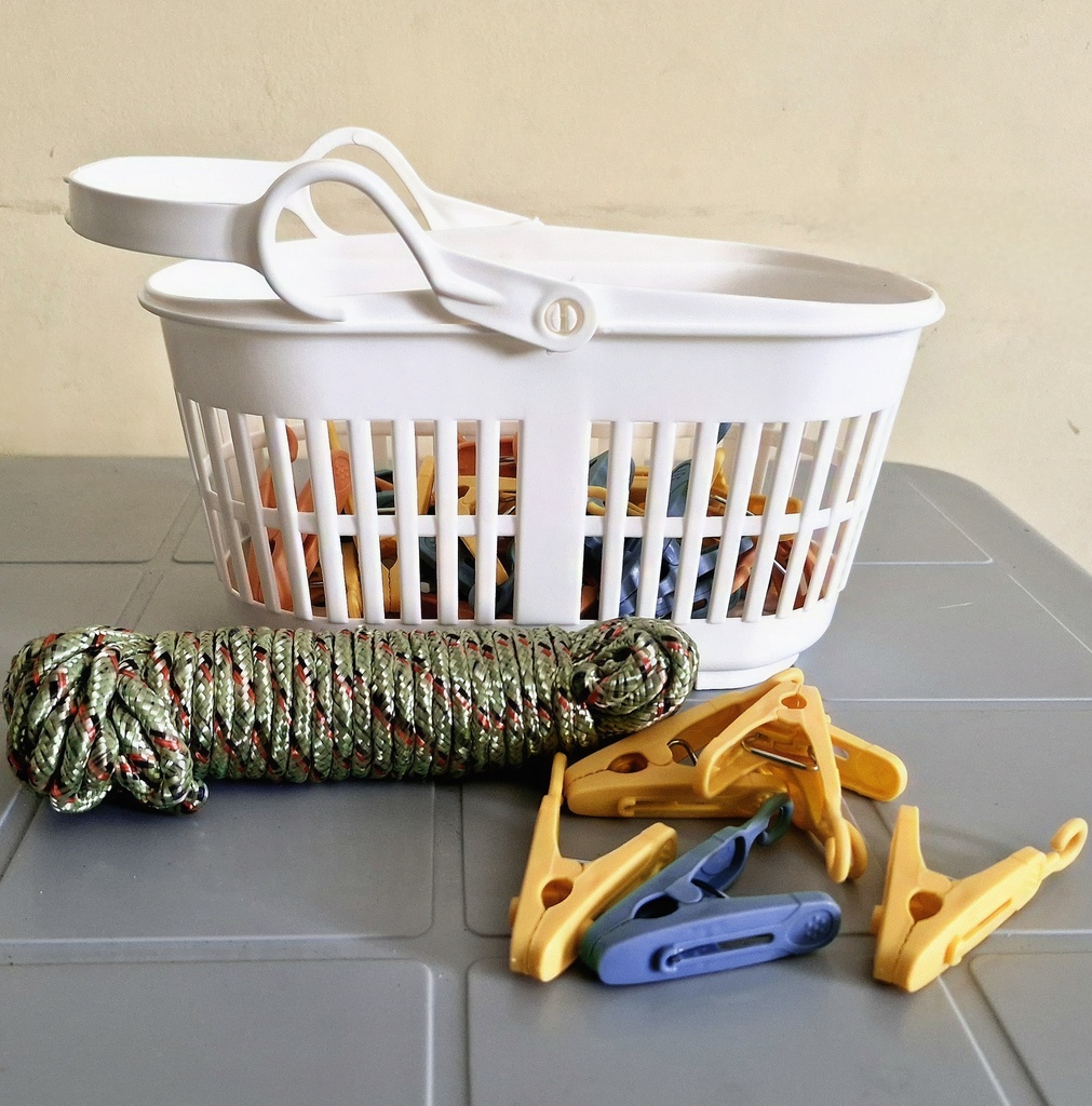 Cesta con clips para tendedera